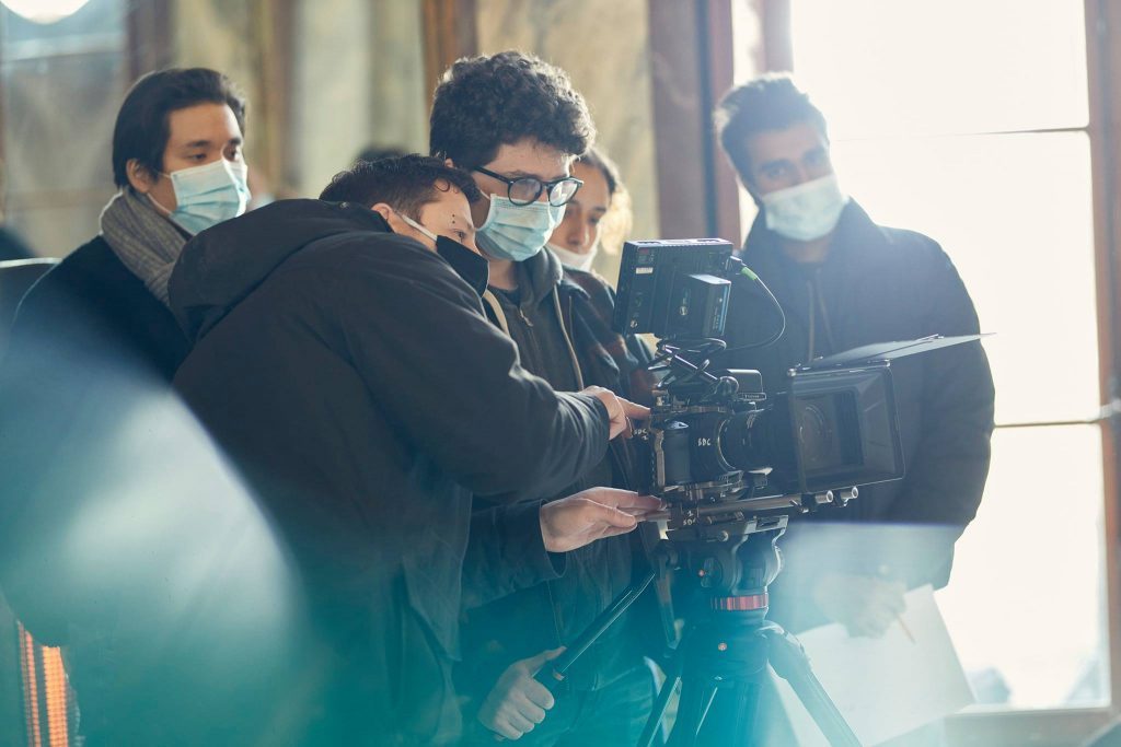 Equipe de tournage qui tient une caméra