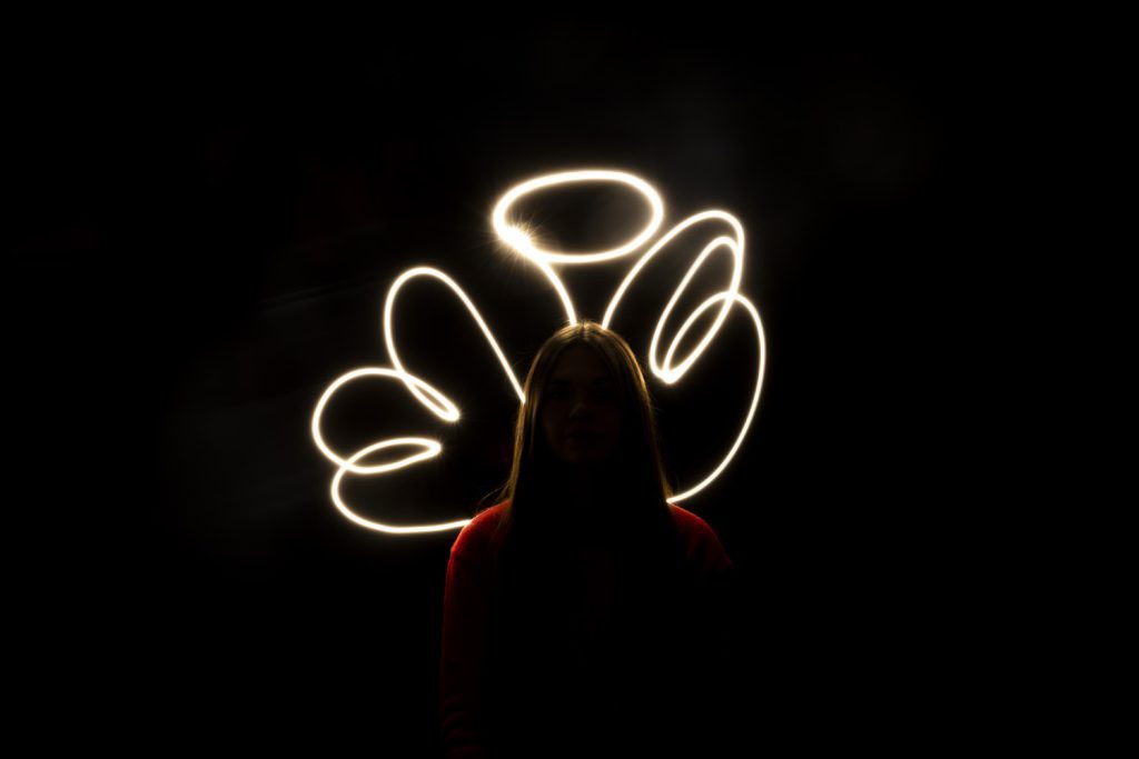 fille devant un jeu de lumière