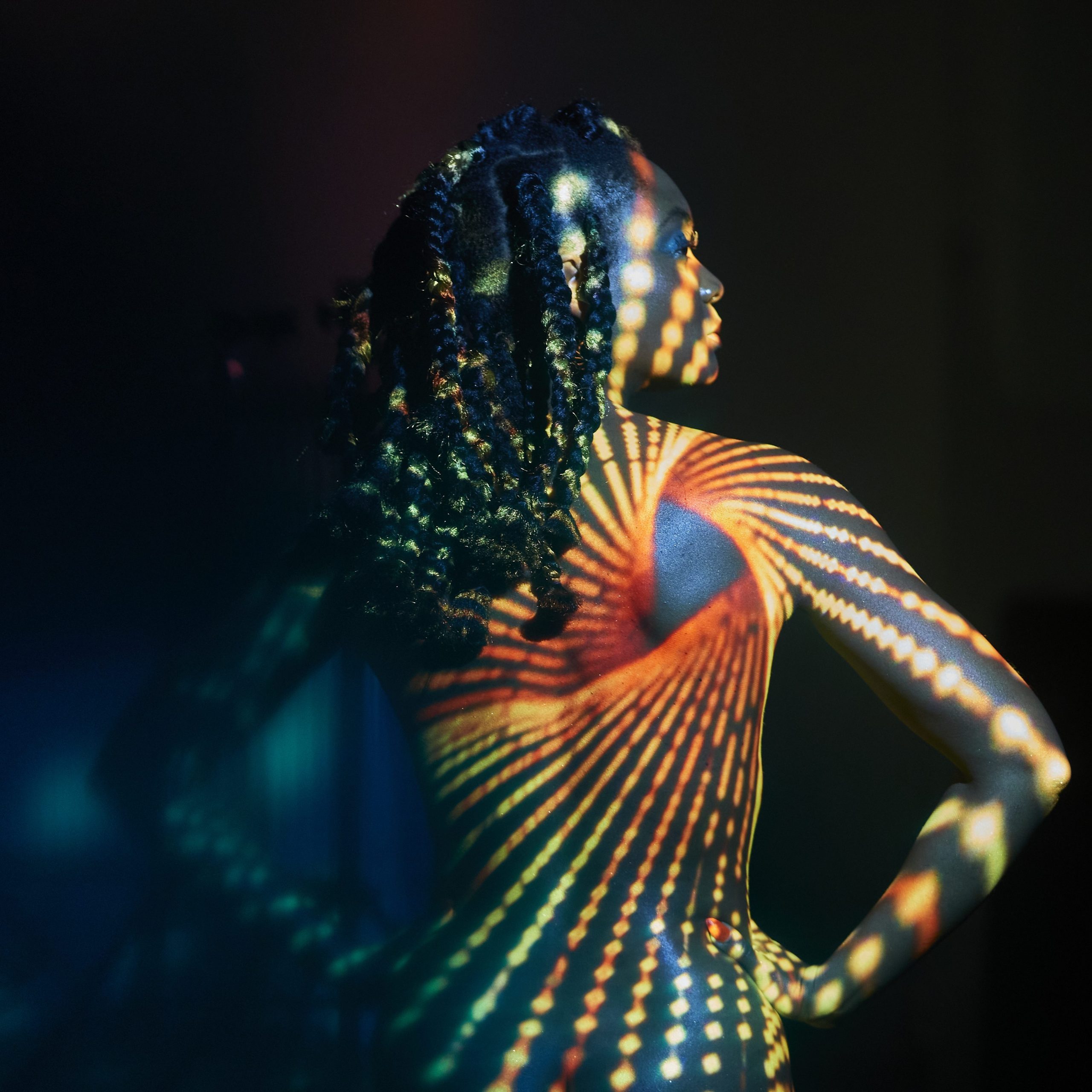 mannequin dos nu avec jeu de lumière