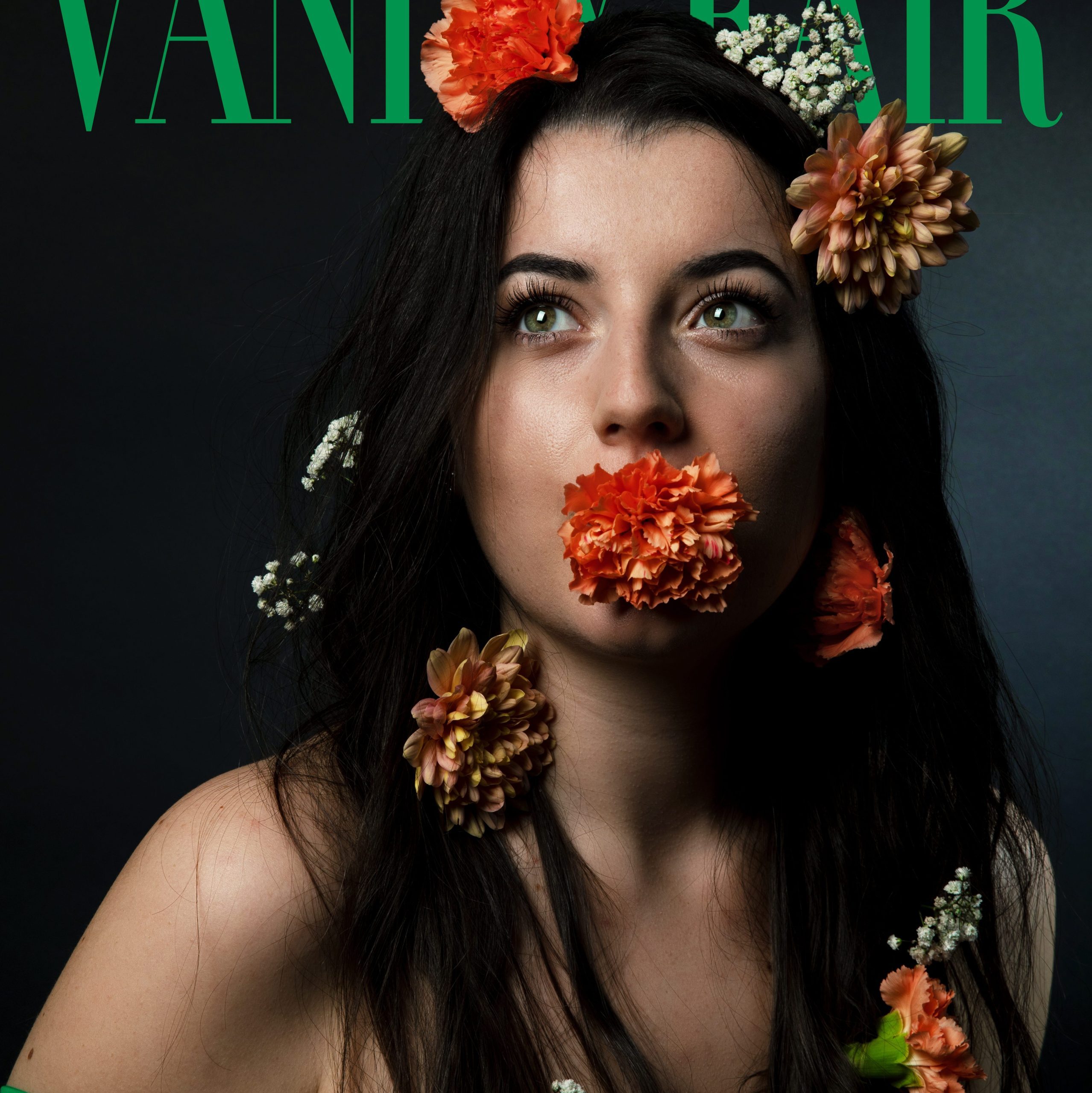 page de couverture jeune fille brune avec fleurs 