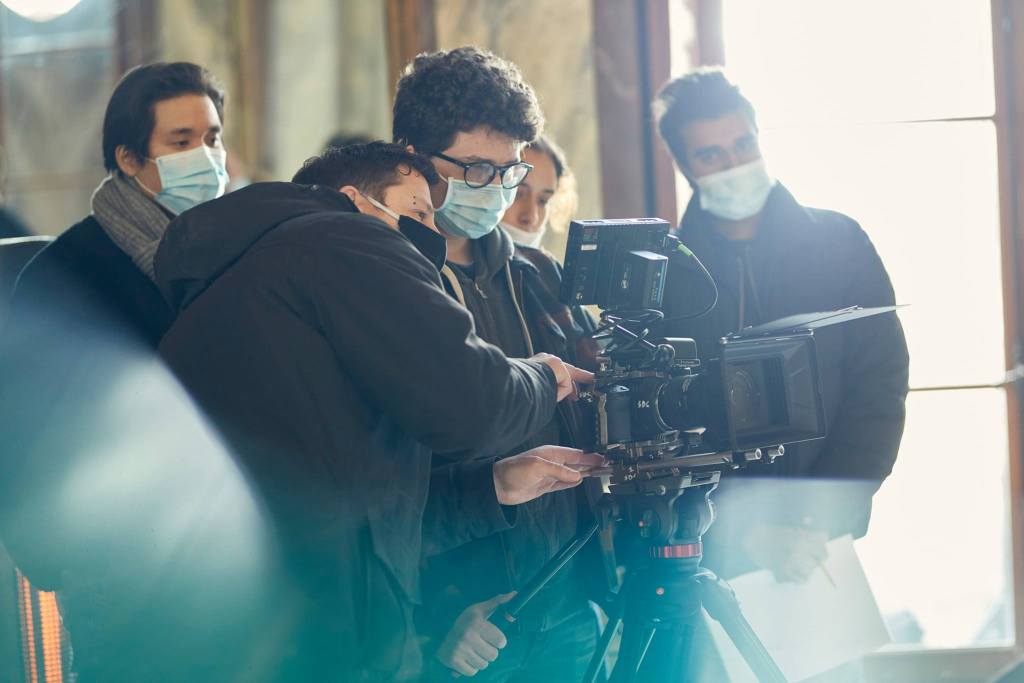 Equipe de tournage qui tient une caméra